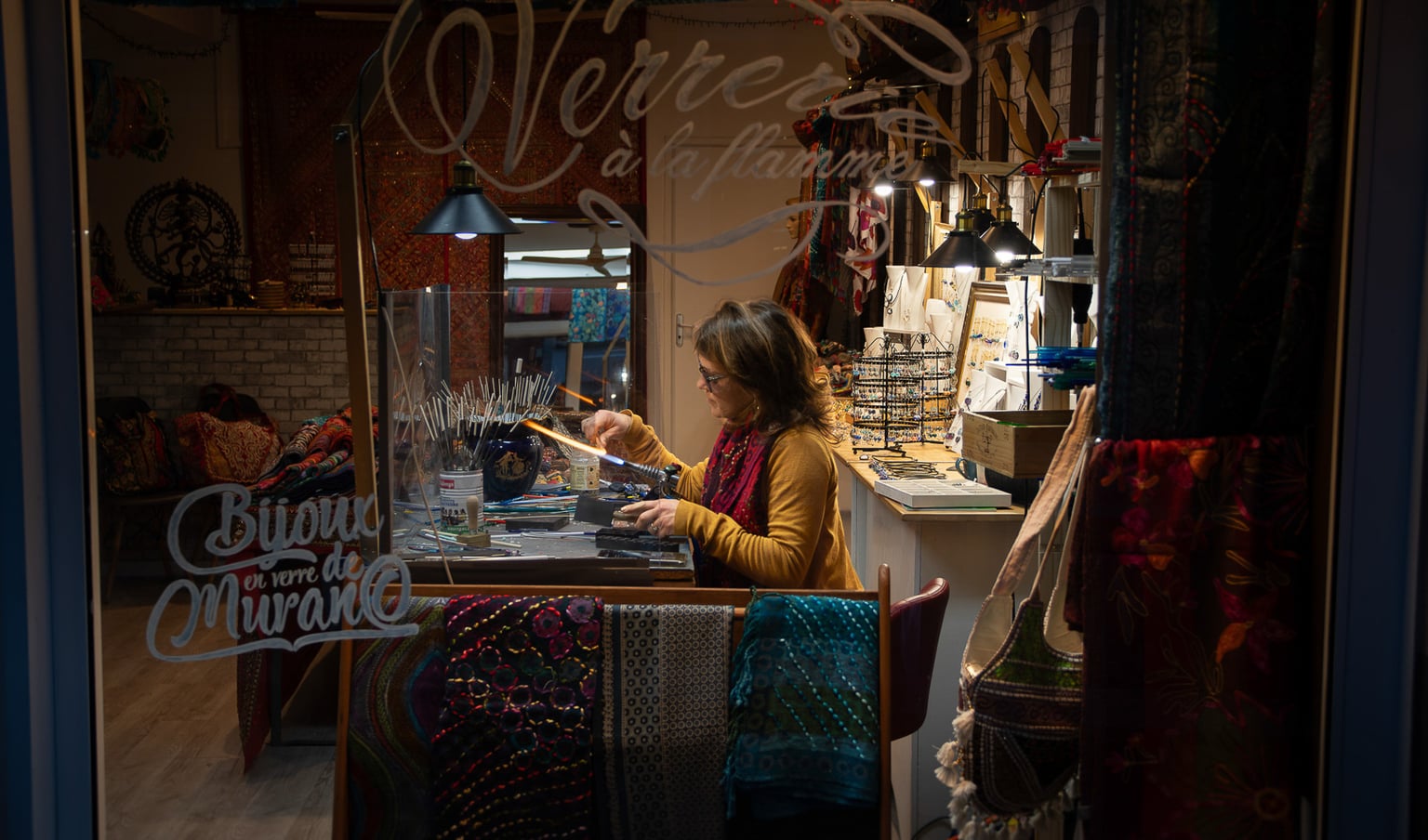 Gwenaelle Le Polles, photographie reportage d'une artisane fileuse de verre